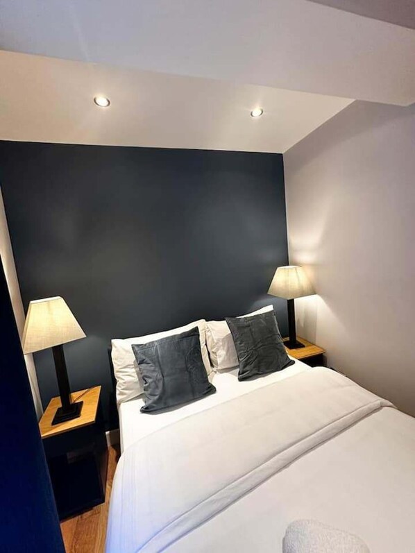 3 bedrooms, iron/ironing board, free WiFi, bed sheets - Euston Station at Your Doorstep (London)