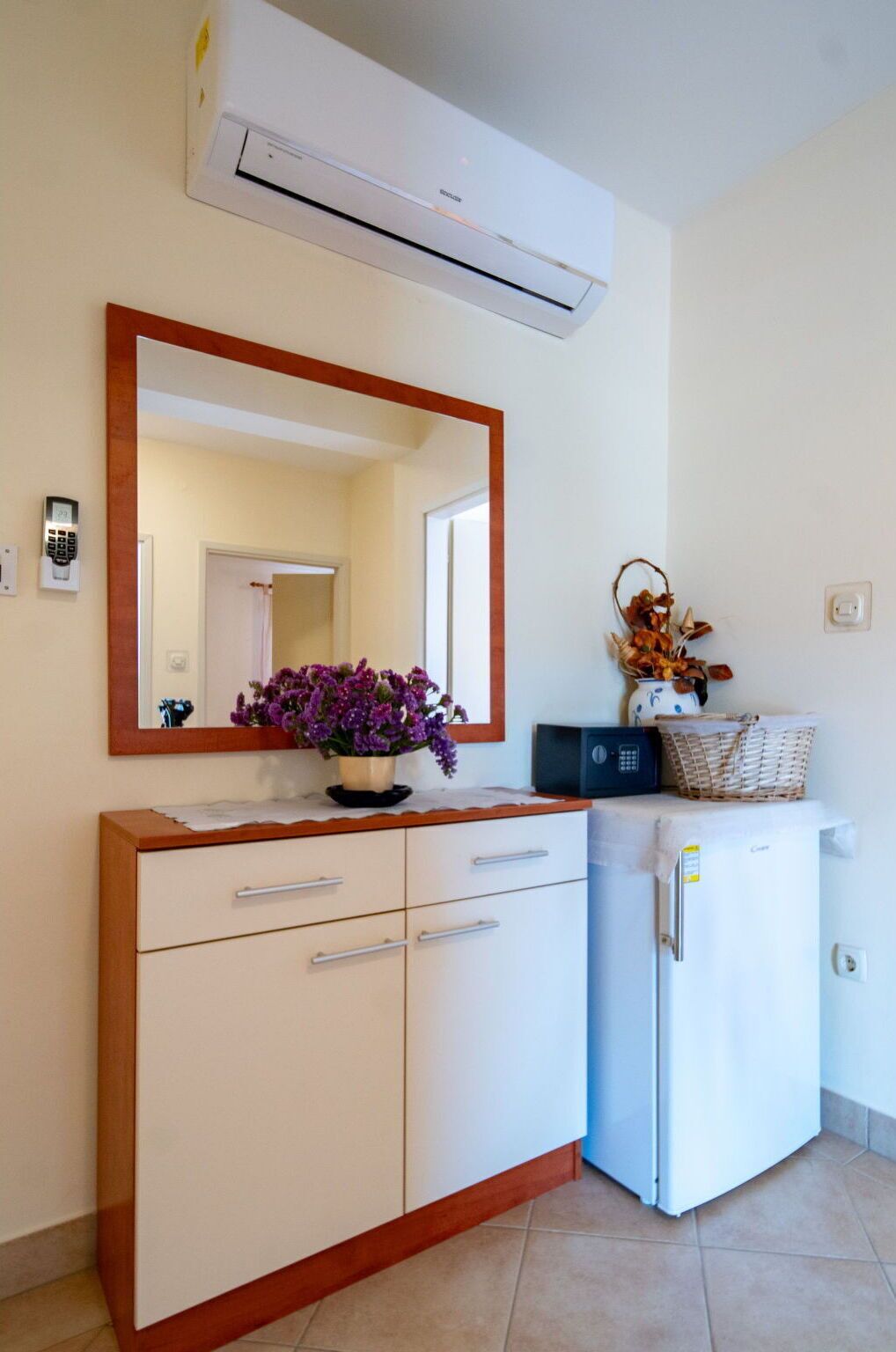Bois, Meubles, Design Intérieur, Éclairage, Cabinetry, Pièce, Plafond, Tiroir, Électroménager, Plante D'Appartement