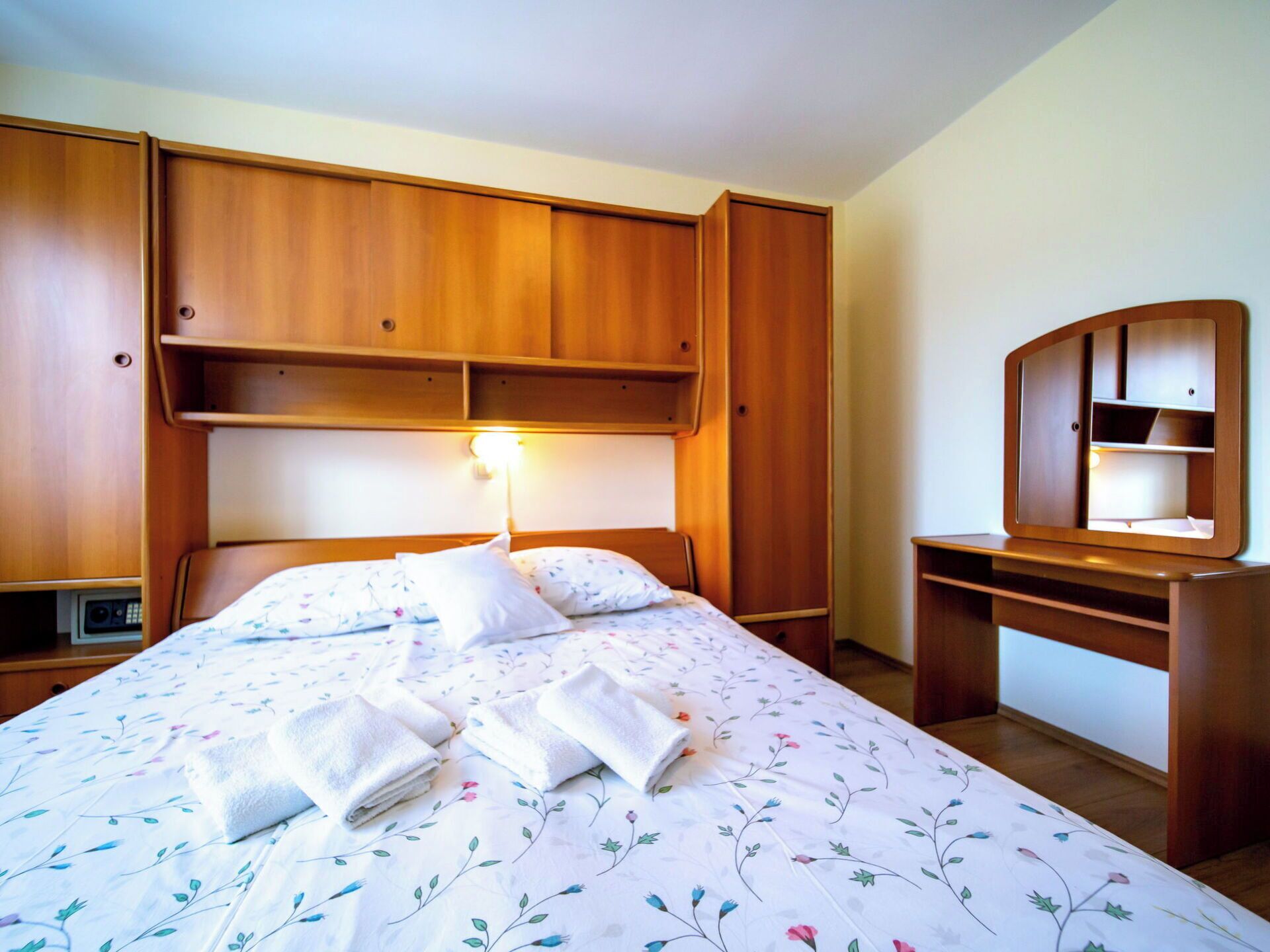 Interior Design, Zimmer, Möbel, Wohnung, Fussboden, Bett, Schlafzimmer, Decke, Holzbeize, Bettdecke