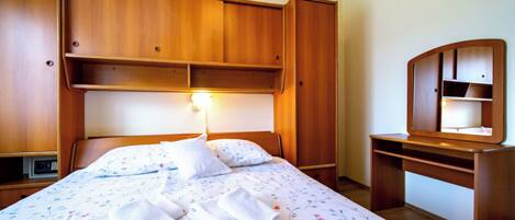 Interior Design, Zimmer, Möbel, Wohnung, Fussboden, Bett, Schlafzimmer, Decke, Holzbeize, Bettdecke
