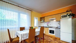Microwave, oven, dishwasher, high chair - Beautiful apartment for 4 people with A/C, WIFI, TV, terrace and pets allowed (Senj)