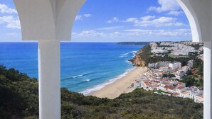 Sur la plage, chaise longue, serviettes de plage