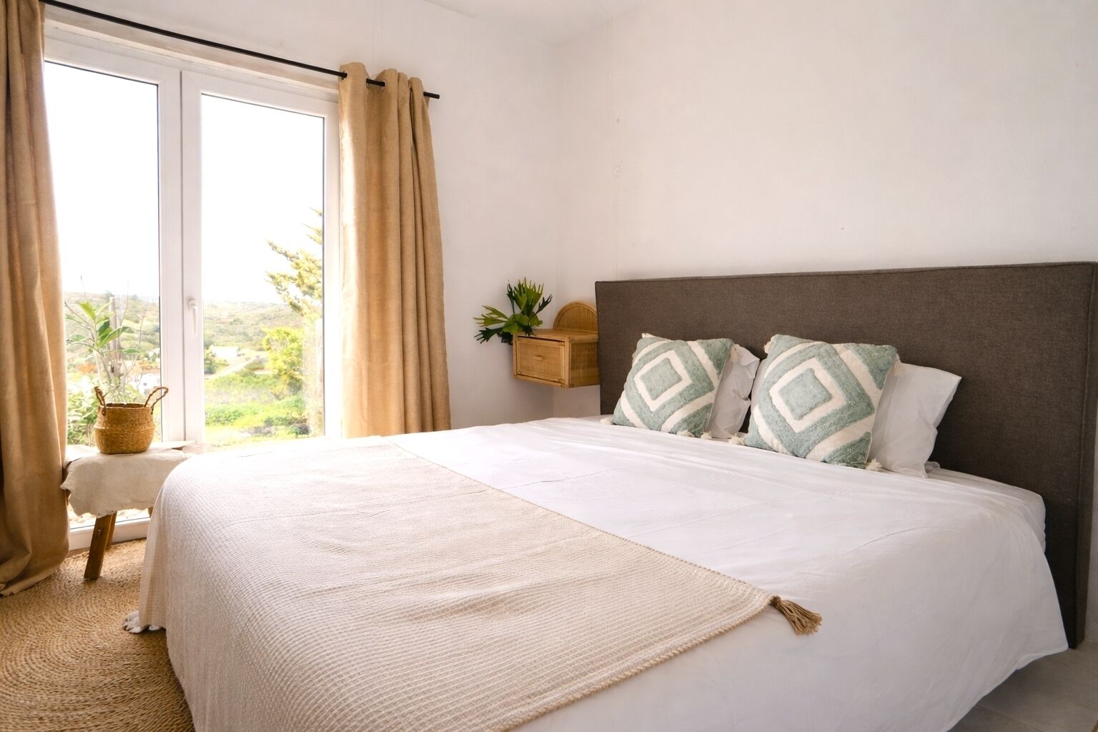 5 soveværelser, skrivebord, strygejern/strygebræt, weekendseng