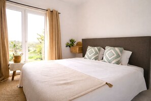 5 habitaciones, escritorio y tabla de planchar con plancha 