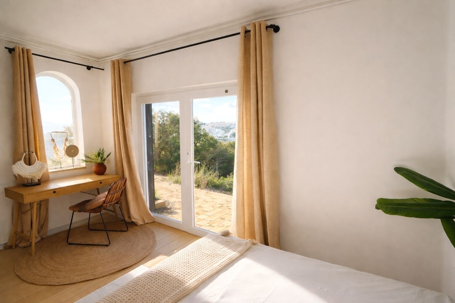 5 habitaciones, escritorio y tabla de planchar con plancha 