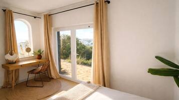 5 habitaciones, escritorio y tabla de planchar con plancha