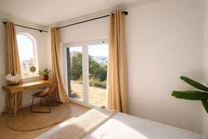 5 dormitorios, escritorio, tabla de planchar con plancha y cuna de viaje