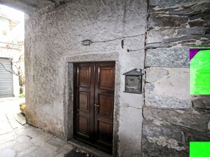 Exterior detail - Stunning  villa for 5 people with WIFI, TV, balcony and pets allowed (Mergozzo)