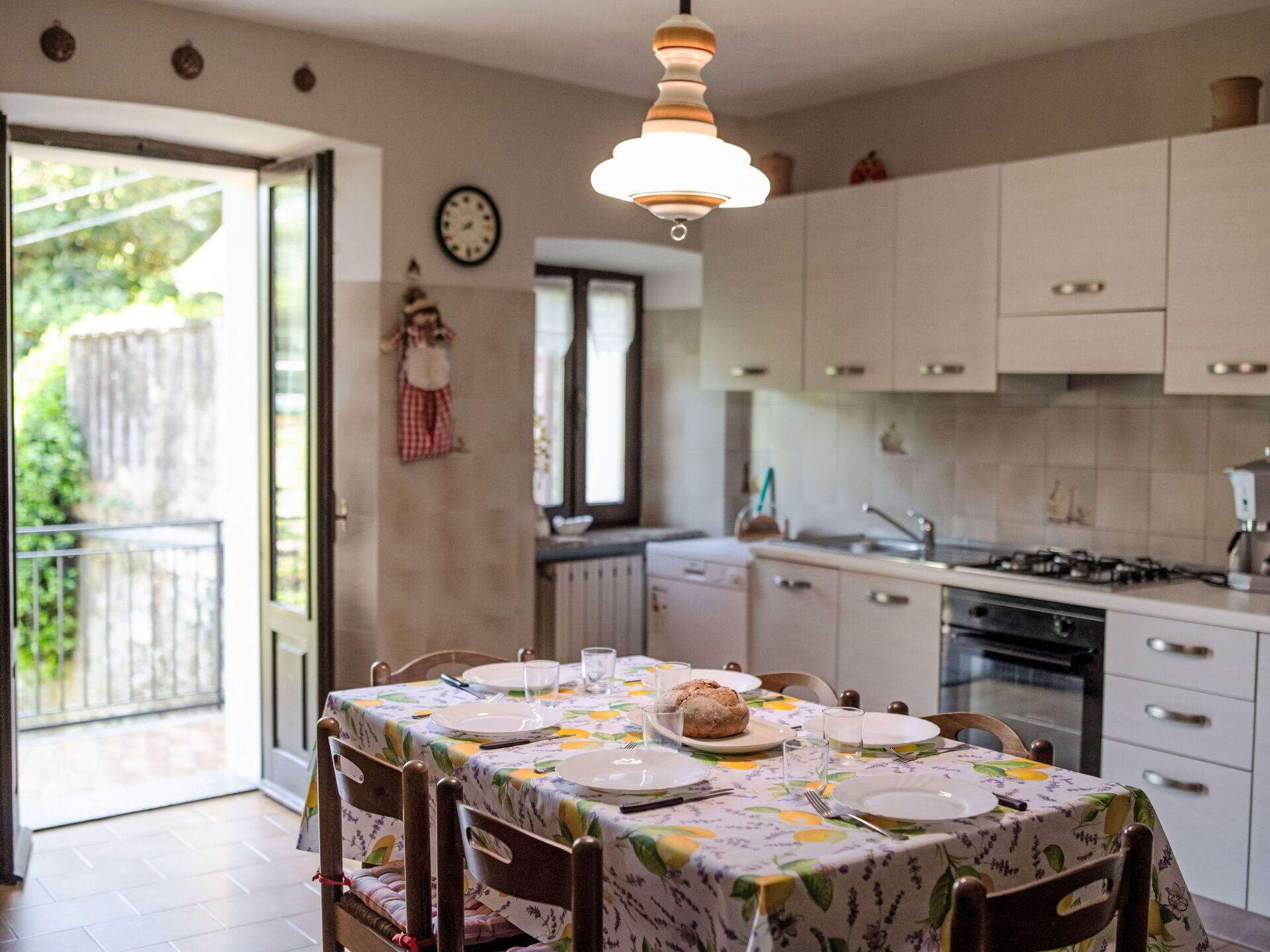 Microonde, forno, lavastoviglie, seggiolone
