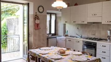 Microonde, forno, lavastoviglie, seggiolone