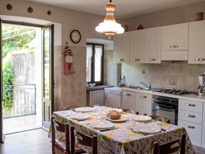 Microonde, forno, lavastoviglie, seggiolone