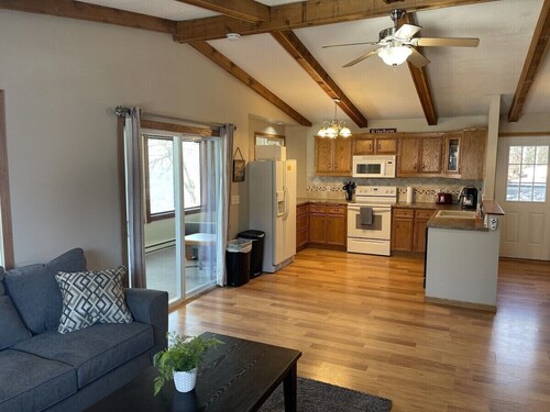 Sunset Cabin 4-bedroom cabin in adorable Dassel perfect for relaxing getaways