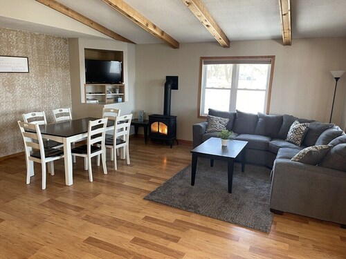 Sunset Cabin 4-bedroom cabin in adorable Dassel perfect for relaxing getaways