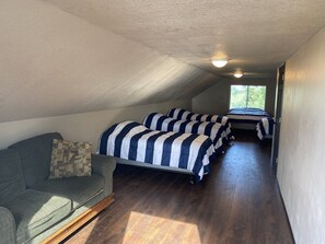 WiFi, bed sheets - Sunset Cabin 4-bedroom cabin in adorable Dassel perfect for relaxing getaways (Dassel)