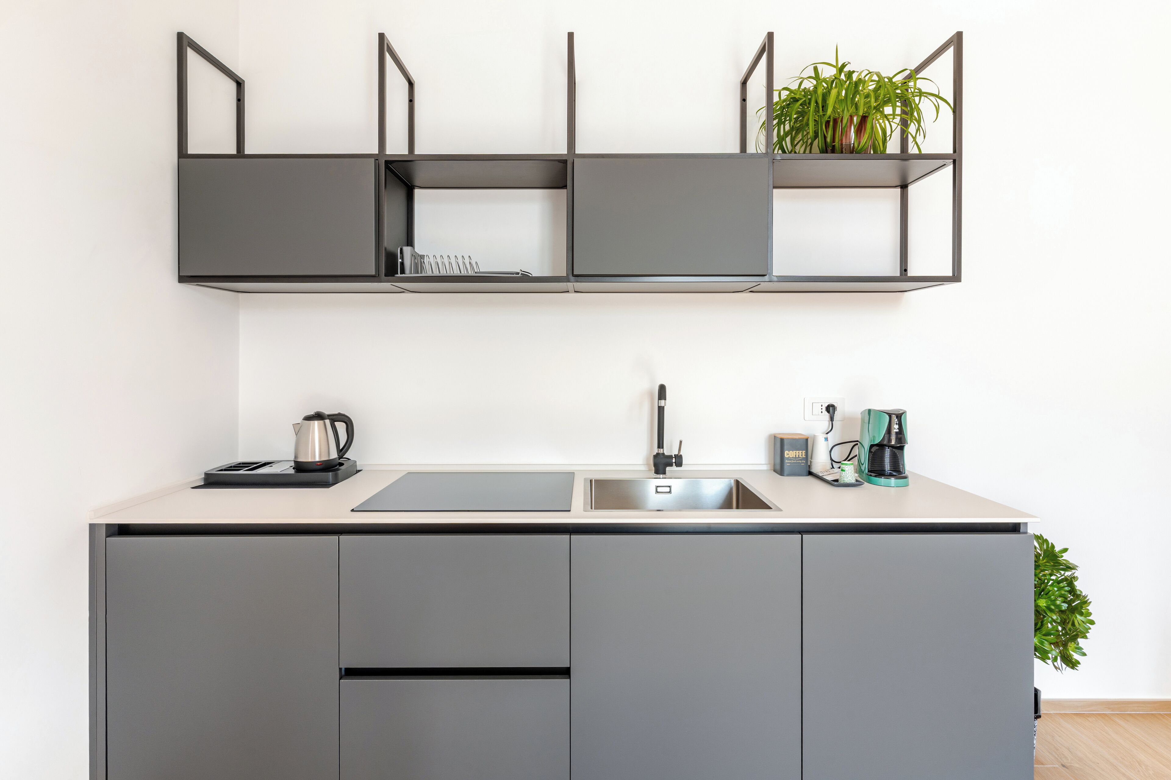 Frigorifero, microonde, piano cottura, bollitore elettrico