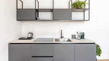 Kjøleskap, mikrobølgeovn, kokeplater og vannkoker