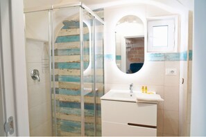 Comfort-Haus, Stadtblick | Badezimmer | Dusche, Haartrockner, Handtücher, Seife