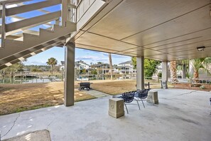Terrace/patio - Vintage Canal Front Beach House, Private Dock, Easy Walk to Beach, Fire Pit (Pawleys Island)