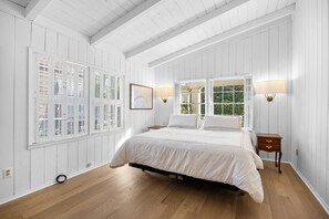 4 bedrooms, iron/ironing board, free WiFi, bed sheets - Vintage Canal Front Beach House, Private Dock, Easy Walk to Beach, Fire Pit (Pawleys Island)