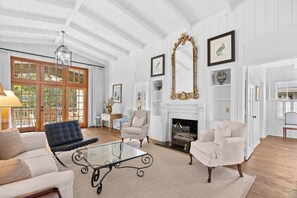 Smart TV, books - Vintage Canal Front Beach House, Private Dock, Easy Walk to Beach, Fire Pit (Pawleys Island)