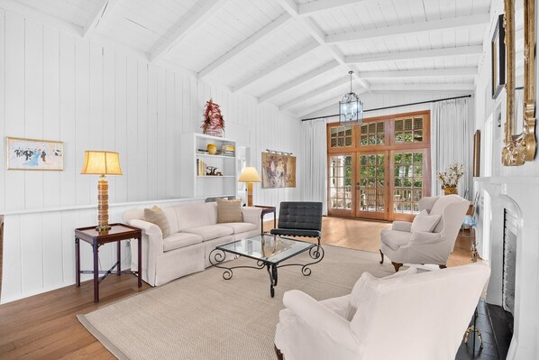 Smart TV, books - Vintage Canal Front Beach House, Private Dock, Easy Walk to Beach, Fire Pit (Pawleys Island)