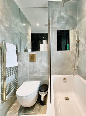 Shower, hair dryer, towels - Sunny Neasden Apartment (London)