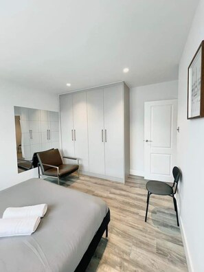 2 bedrooms, iron/ironing board, free WiFi, bed sheets - Sunny Neasden Apartment (London)