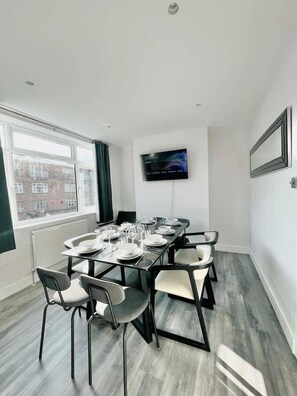 Dining - Sunny Neasden Apartment (London)