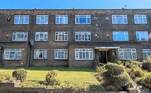 Exterior - Sunny Neasden Apartment (London)