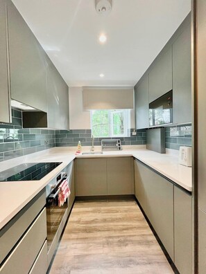 Fridge, microwave, oven, stovetop - Sunny Neasden Apartment (London)