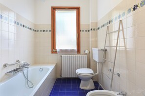 Haartrockner, Bidet, Handtücher, Toilettenpapier