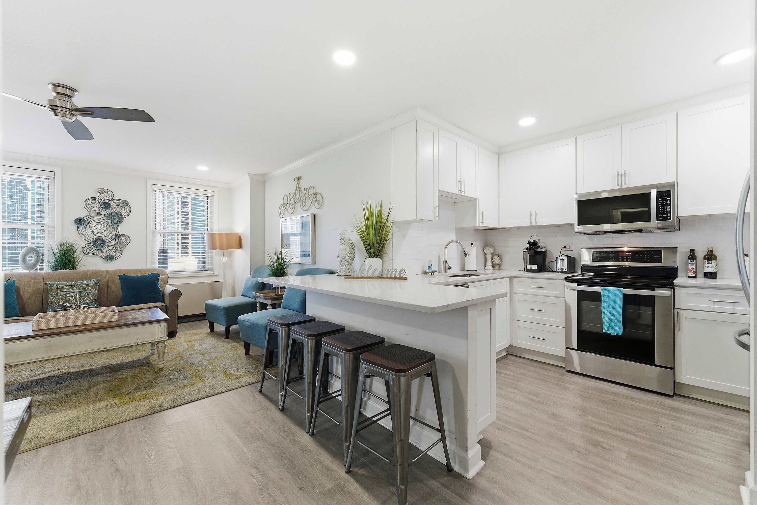 Condo, 1 Queen Bed with Sofa bed, Balcony, City View (Downtown Delight) | Private kitchen