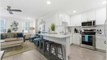 Condo, 1 Queen Bed with Sofa bed, Balcony, City View (Downtown Delight) | Private kitchen