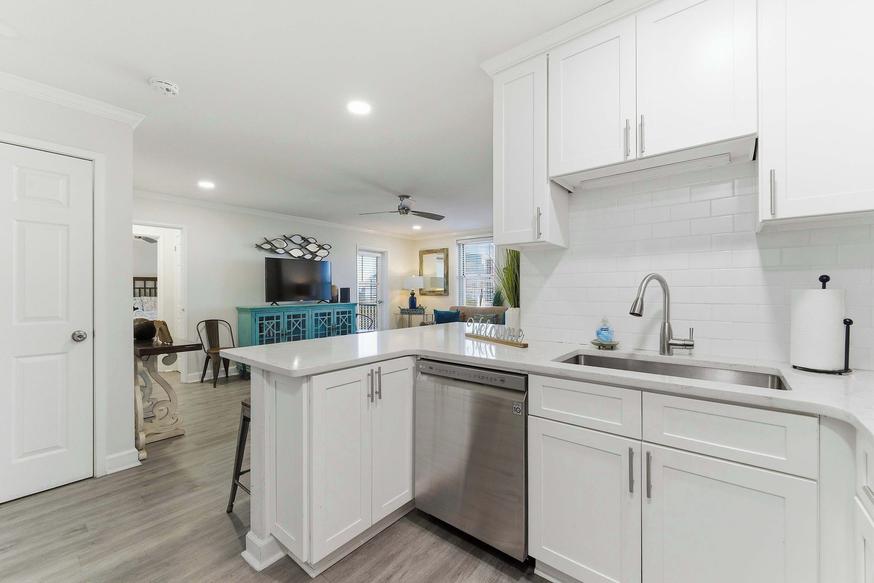 Condo, 1 Queen Bed with Sofa bed, Balcony, City View (Downtown Delight) | Private kitchen