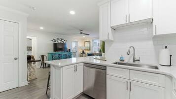 Condo, 1 Queen Bed with Sofa bed, Balcony, City View (Downtown Delight) | Private kitchen