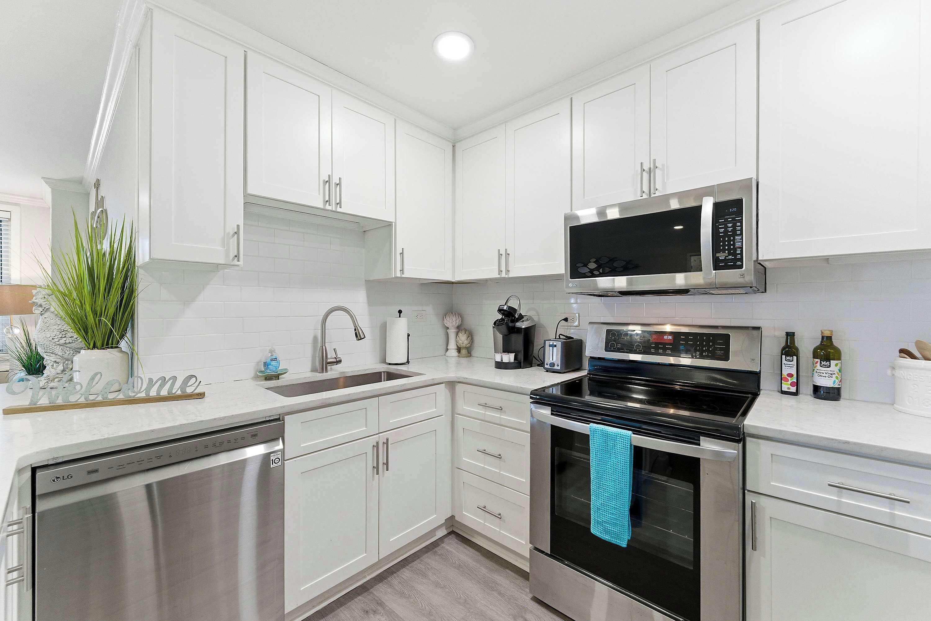 Condo, 1 Queen Bed with Sofa bed, Balcony, City View (Downtown Delight) | Private kitchen