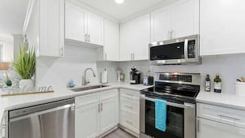Condo, 1 Queen Bed with Sofa bed, Balcony, City View (Downtown Delight) | Private kitchen