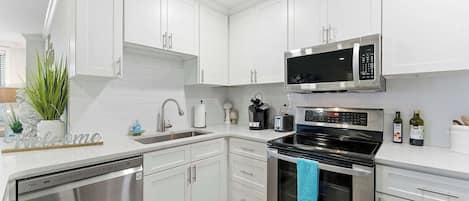 Condo, 1 Queen Bed with Sofa bed, Balcony, City View (Downtown Delight) | Private kitchen