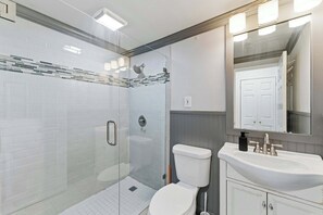 Condo, 1 Queen Bed with Sofa bed, Balcony, City View (Downtown Delight) | Bathroom | Towels - Downtown Delight For 4 (Atlanta)