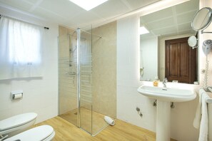 Shower, hair dryer, towels, toilet paper - CHALET FRANCESC - EXCLUSIVES HOLIDAYS (Port de Pollença)