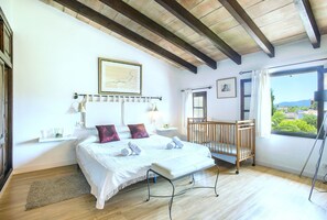 4 bedrooms, in-room safe, iron/ironing board, travel cot - CHALET FRANCESC - EXCLUSIVES HOLIDAYS (Port de Pollença)