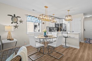Dining - 10% off 3-7 nights 6/3-8/29, 2BR 2BA Waterway property NMB. Pool. (North Myrtle Beach)