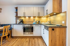 Fridge, oven, stovetop, dishwasher - Apartment "Haus Wildenbach" with Mountain View, Private Terrace and Wi-Fi (Niederau)