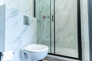 Shower, hair dryer, towels, soap - Tranquil 1BR Apartment Near the Heart of Vienna (Wien)