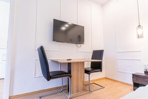 Dining - Tranquil 1BR Apartment Near the Heart of Vienna (Wien)