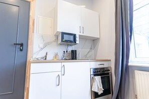 Kjøleskap, mikrobølgeovn, oppvaskmaskin og kaffetrakter/tekoker