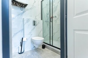 Shower, hair dryer, towels, soap - Tranquil 1BR Apartment Near the Heart of Vienna (Wien)