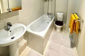 Separate bathtub and shower, deep-soaking bathtub, hair dryer, towels - Wilmot Serviced Apartments (London)