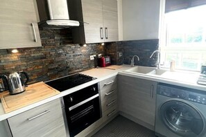 Fridge, microwave, oven, toaster - Wilmot Serviced Apartments (London)