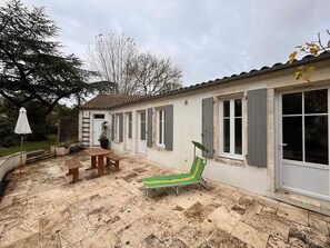 Outdoor dining - Vacation home near beach and center, La Tranche-sur-Mer (La Tranche-sur-Mer)
